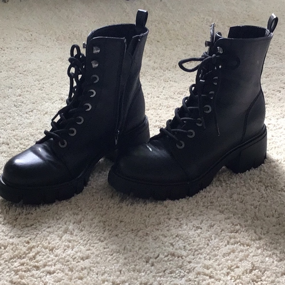 Used great condition chunky heel boot